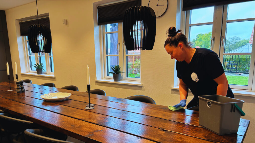 Medarbejder fra TJ Facility gør rent i et varehus